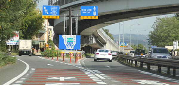 「308号線・大和郡山」方面の平面道路へ
